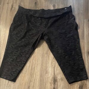 Avenue Black Houndstooth Capris